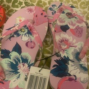 Brand new Vera Bradley flip flops flower